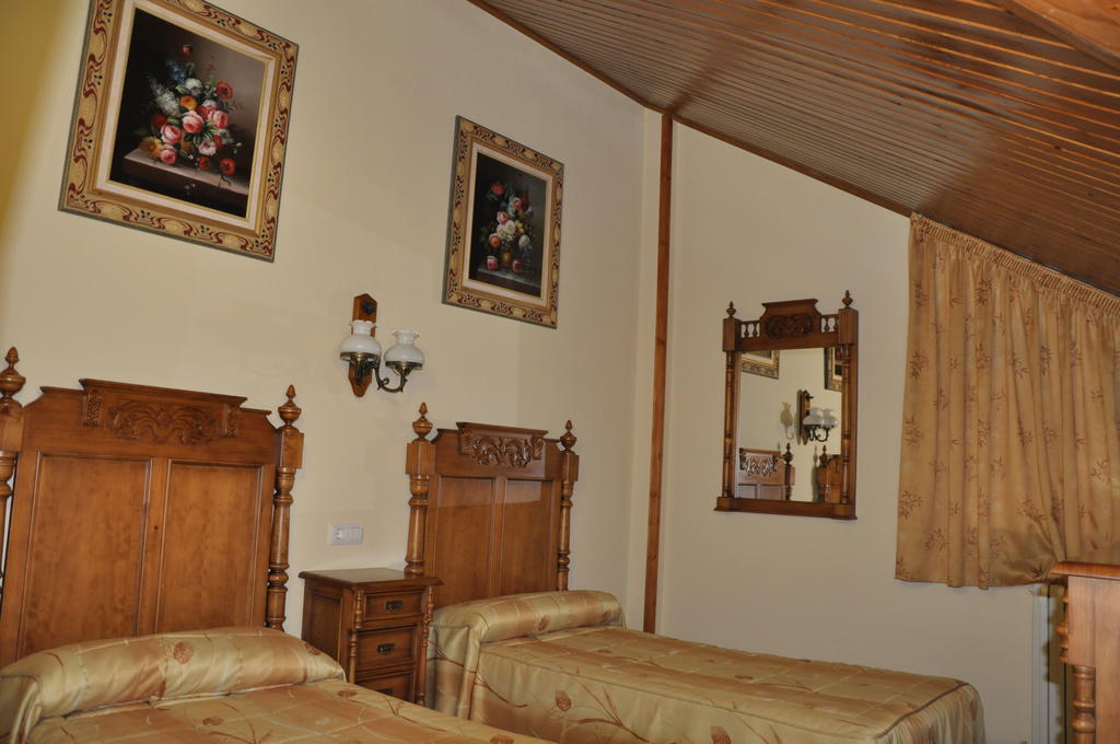 Hostal La Font Os de Civís الغرفة الصورة